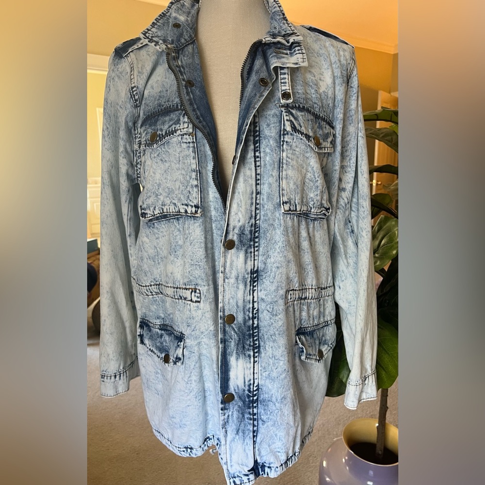 Hayden of Los Angeles acid wash denim jean car length jacket. Size M
